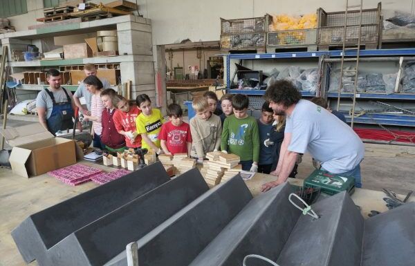 Grundschüler erkunden den Baustoff Beton bei KNECHT